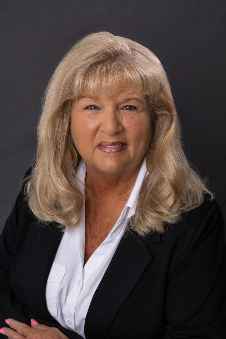 Claudia Lyle