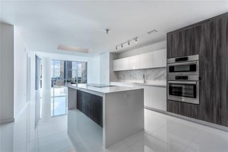 851 NE 1st Avenue 1912, Miami, Floryda 33132, USA