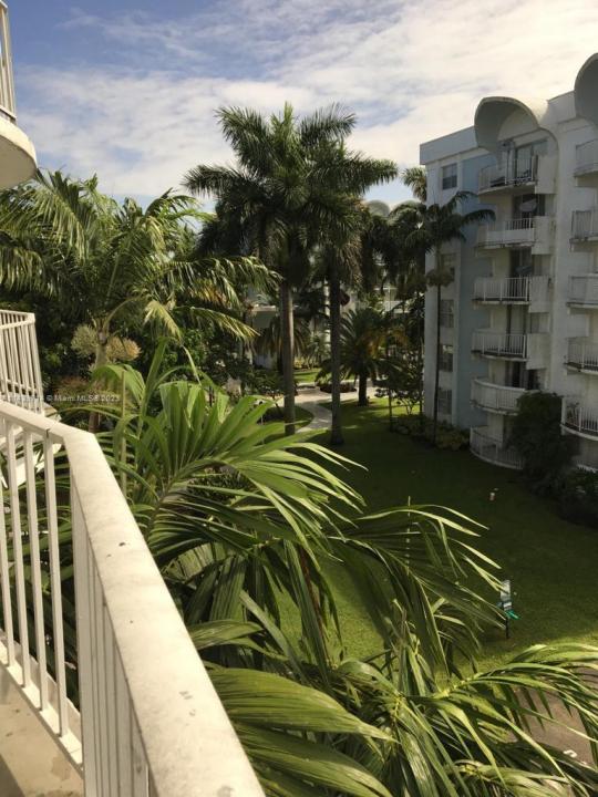 498 NW 165th St Rd D401, Miami, Florida 33169, Stati Uniti