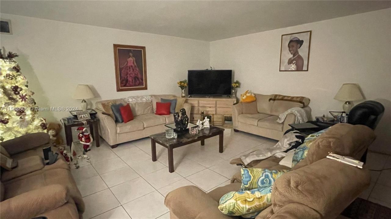 11840 NE 19th Dr 2, North Miami, فلوريدا 33181, الولايات المتحدة