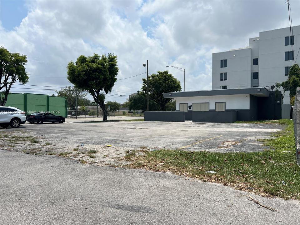 2451 NW 54th St, Miami, Florida 33142, USA