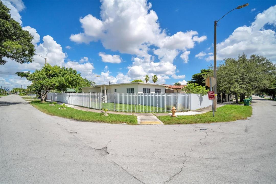 451 NW 30th Pl, Miami, Florida 33125, Stati Uniti