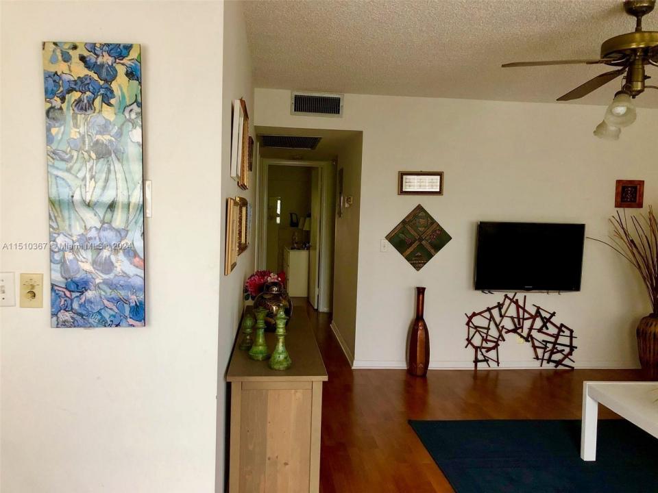 300 SW 134th Way 405E, Pembroke Pines, Florida 33027, USA