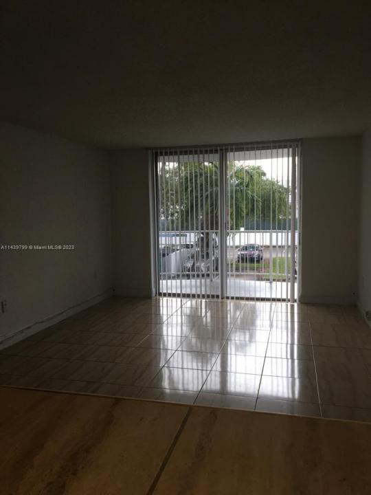 498 NW 165th St Rd D205, Miami, Floride 33169, États-Unis