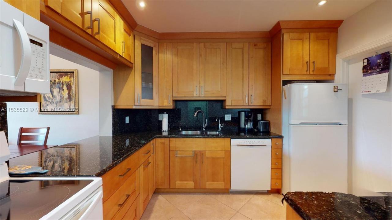 329 SE 3rd St 402P, Hallandale Beach, Floride 33009, États-Unis