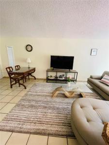 17021 N Bay Rd 318, Sunny Isles Beach, Florida 33160, USA