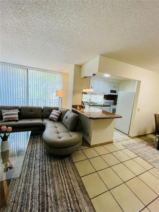 17021 N Bay Rd 318, Sunny Isles Beach, פלורידה 33160, ארצות הברית של אמריקה