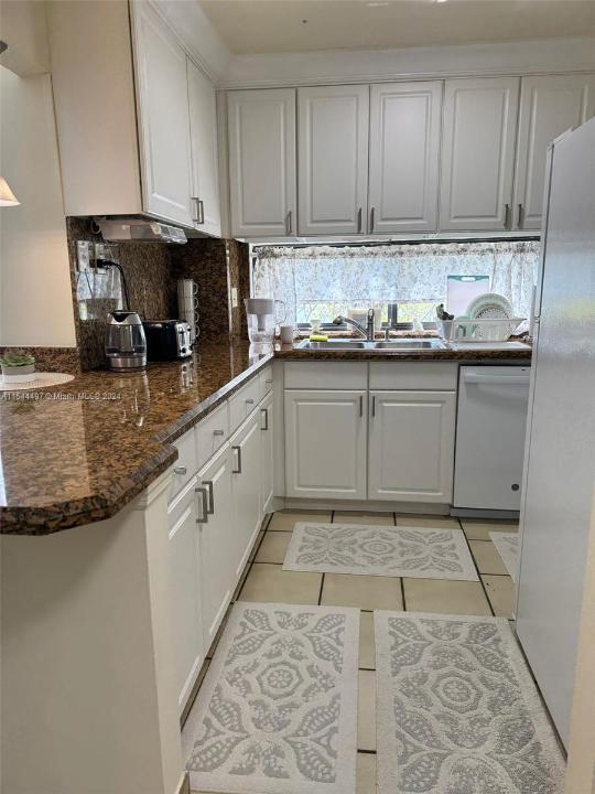 17021 N Bay Rd 318, Sunny Isles Beach, פלורידה 33160, ארצות הברית של אמריקה