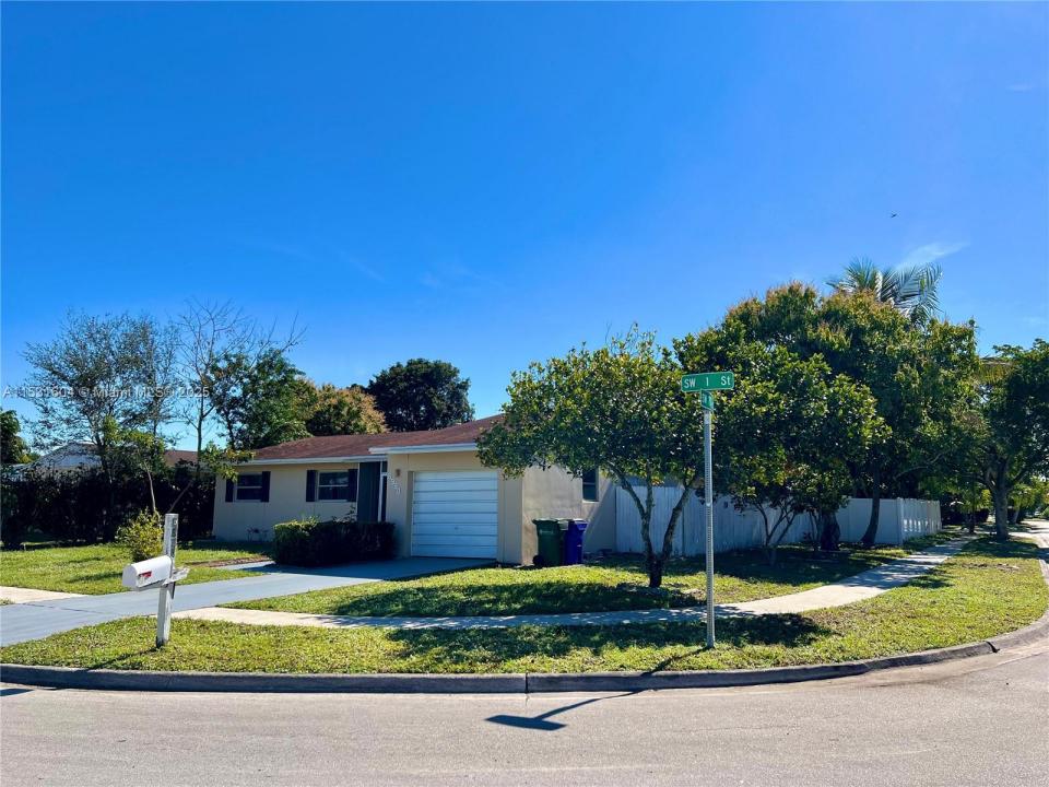 6990 SW 1st St, Margate, Florida 33068, USA