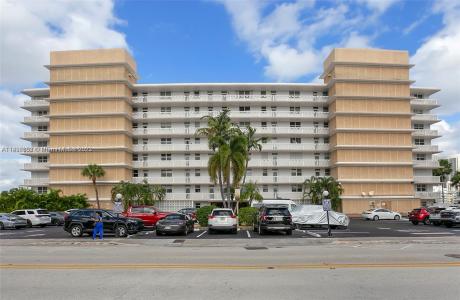 410 Golden Isles Dr 202, Hallandale Beach, Florida 33009, USA