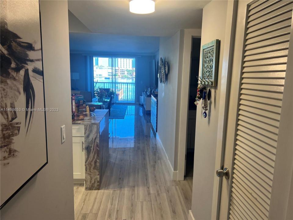410 Golden Isles Dr 202, Hallandale Beach, Floryda 33009, USA