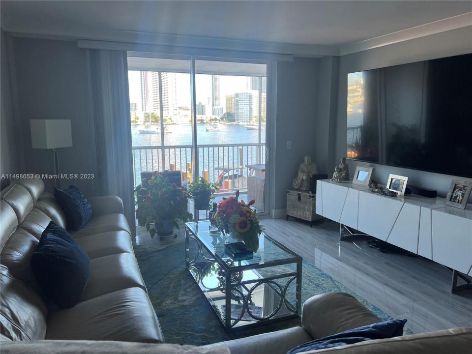 410 Golden Isles Dr 202, Hallandale Beach, Floryda 33009, USA