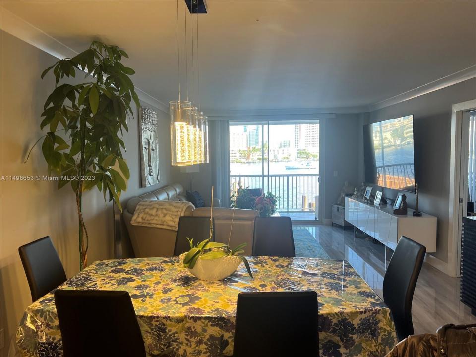 410 Golden Isles Dr 202, Hallandale Beach, Floryda 33009, USA