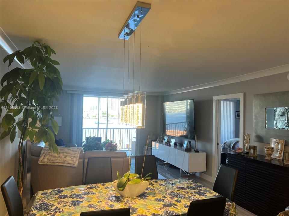 410 Golden Isles Dr 202, Hallandale Beach, Floryda 33009, USA