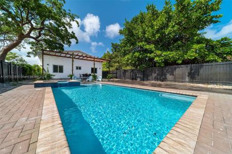 112 NW 10th St, Hallandale Beach, Florida 33009, USA