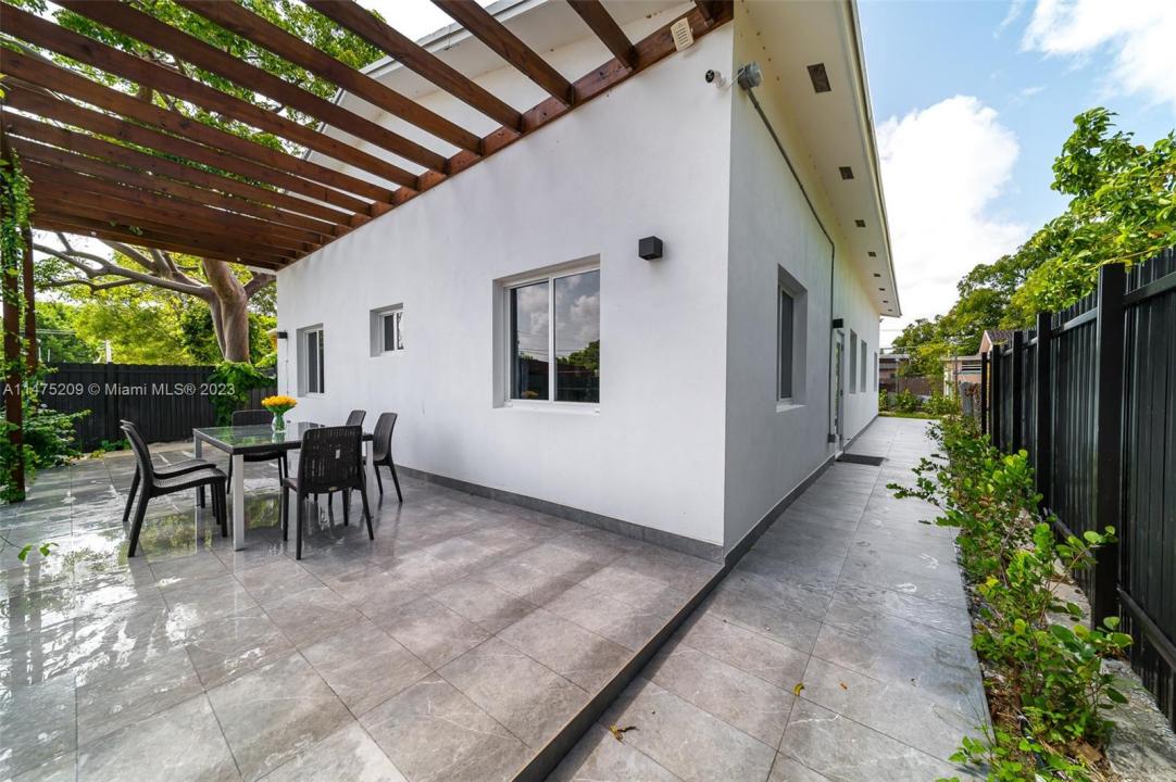 112 NW 10th St, Hallandale Beach, Florida 33009, Estados Unidos