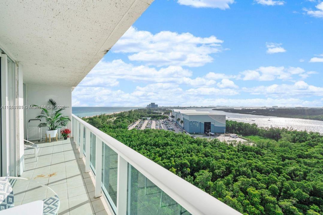 100 Bayview Dr 1418, Sunny Isles Beach, Florida 33160, Stati Uniti