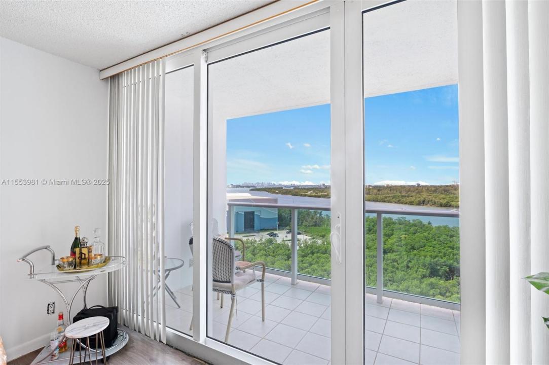 100 Bayview Dr 1418, Sunny Isles Beach, Florida 33160, Stati Uniti