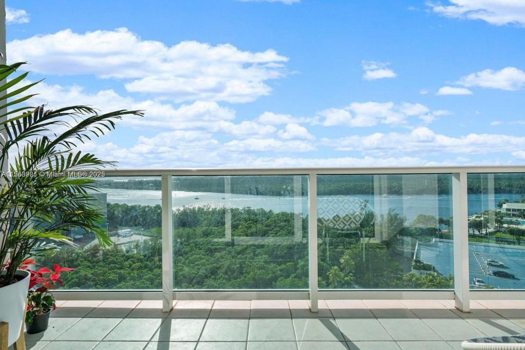100 Bayview Dr 1418, Sunny Isles Beach, Florida 33160, Stati Uniti