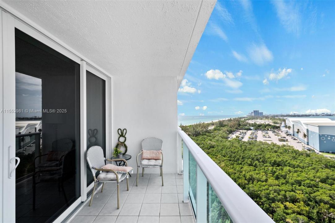 100 Bayview Dr 1418, Sunny Isles Beach, Florida 33160, Stati Uniti