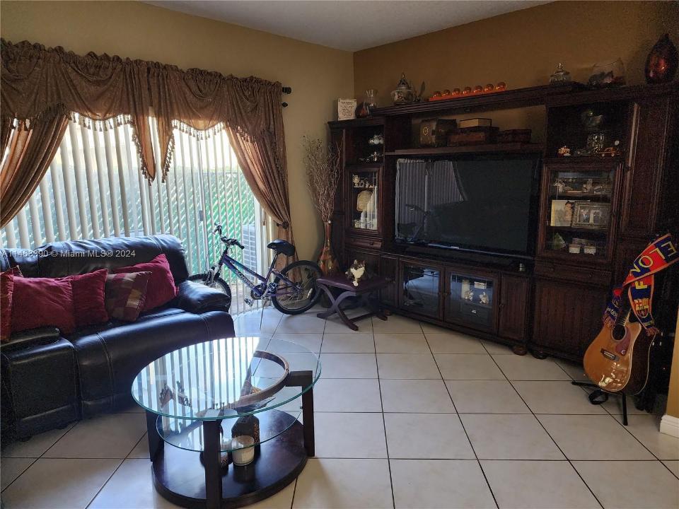 8260 NW 10th St 2, Miami, Flórida 33126, Estados Unidos