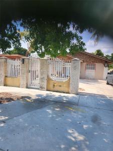 827 E 27th St, Hialeah, Florida 33013, USA