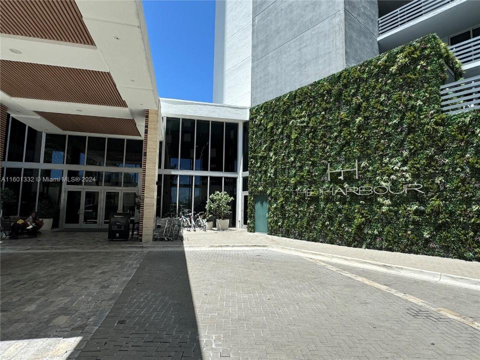 16385 Biscayne Blvd 2421, North Miami Beach, Florida 33160