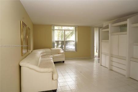 3660 Inverrary Dr 2J, Lauderhill, Florida 33319, USA