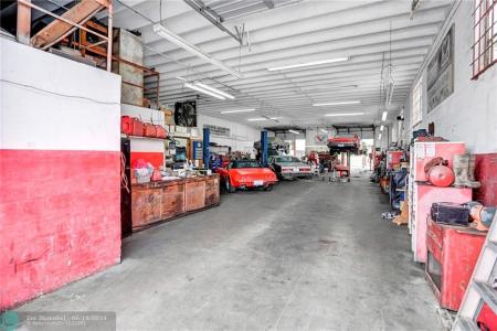 1040 NE 44th St, Oakland Park, Florida 33334