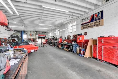 1040 NE 44th St, Oakland Park, Florida 33334