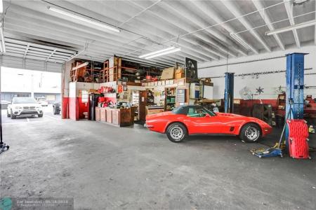 1040 NE 44th St, Oakland Park, Florida 33334