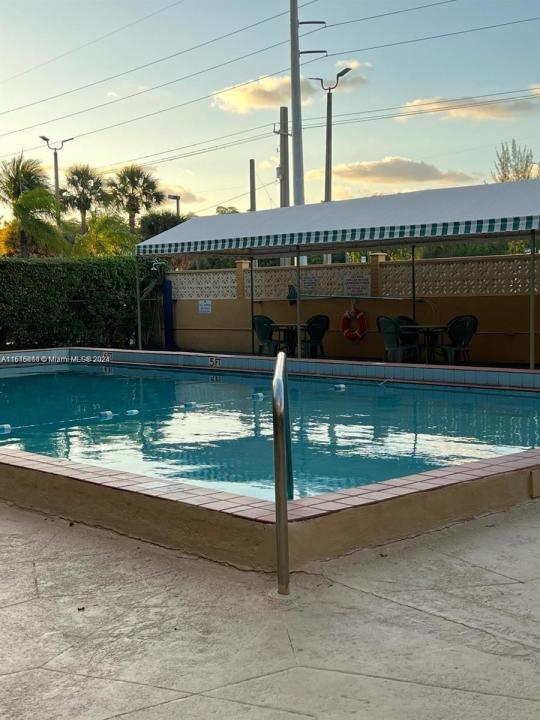 2935 NE 163rd St 5C, North Miami Beach, Floride 33160, États-Unis