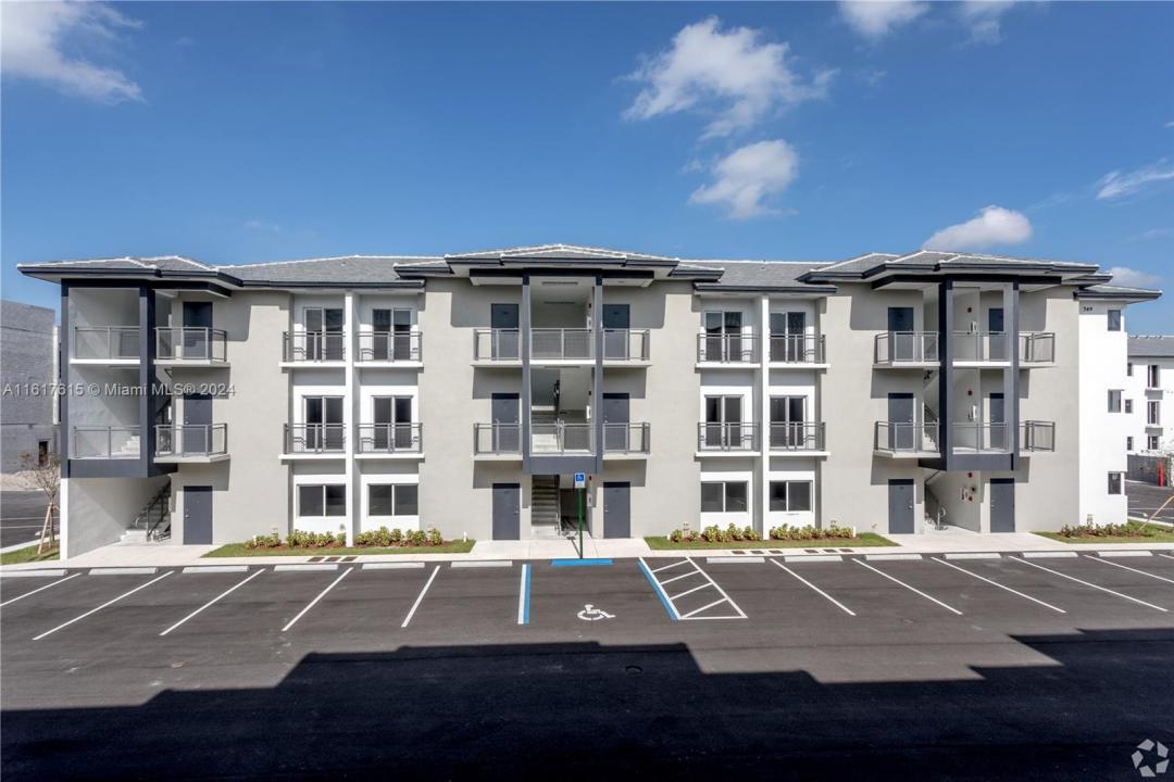 243 W 77th St 102, Hialeah, Florida 33014