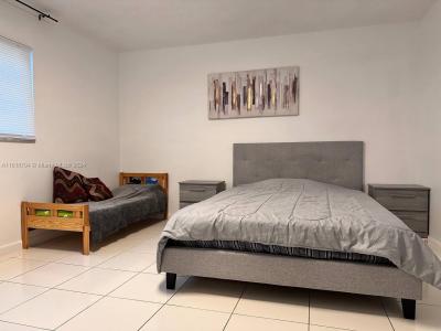 319 NE 14th Ave 106, Hallandale Beach, Florida 33009, USA