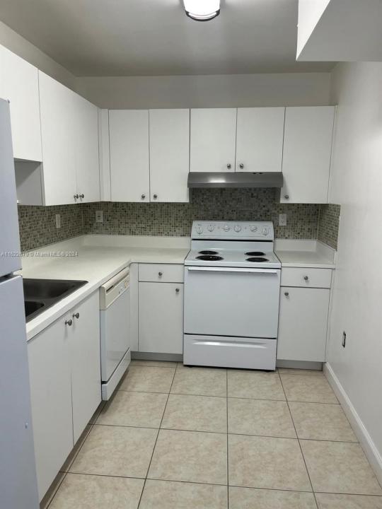8251 NW 8th St 418, Miami, Florida 33126, HOA KỲ