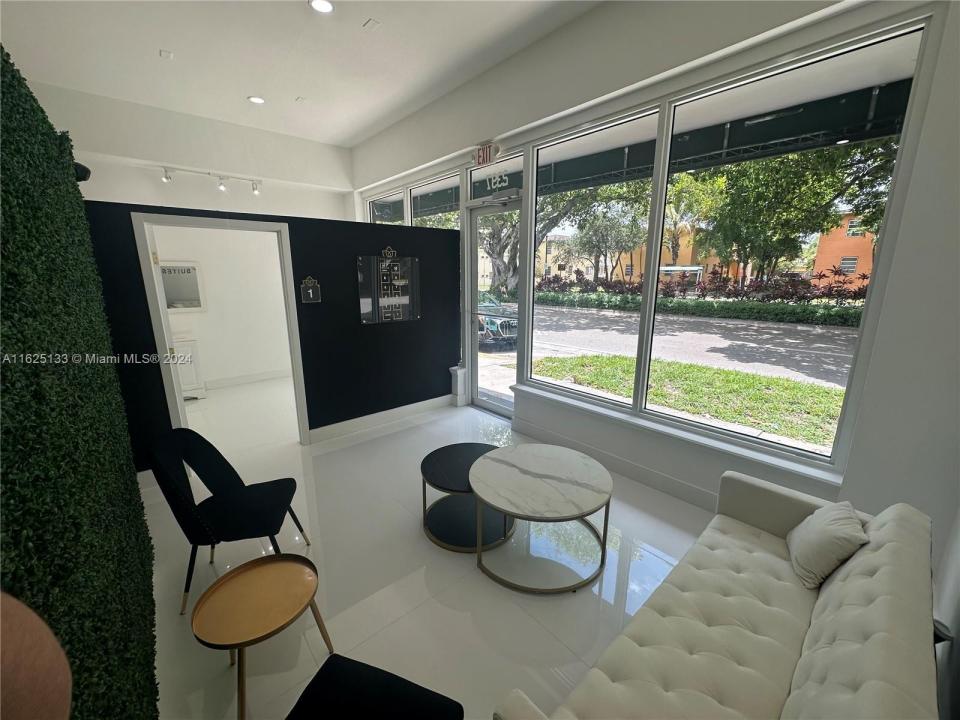 2389 SW 22nd St 2397, Miami, Floryda 33145, USA
