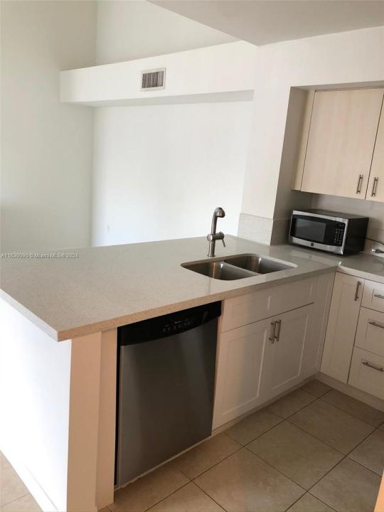 720 SW 111th Ave 307, Pembroke Pines, Florida 33025, HOA KỲ