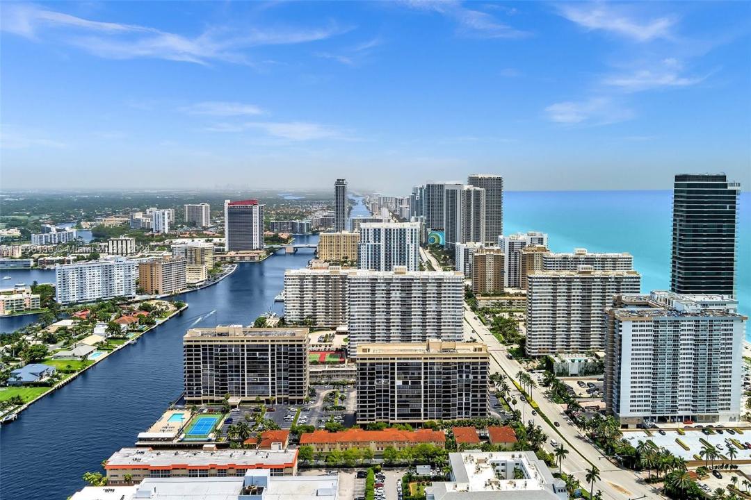 2069 S Ocean Dr TH17, Hallandale Beach, Florida 33009