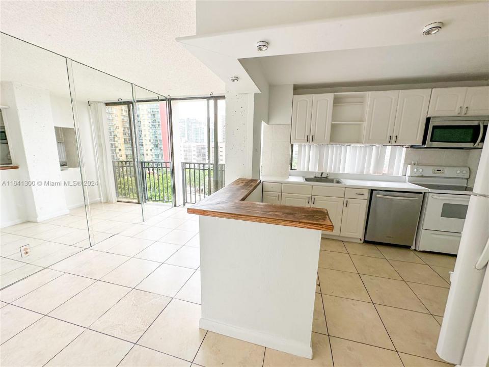 17021 N Bay Rd 915, Sunny Isles Beach, Florida 33160, Stati Uniti