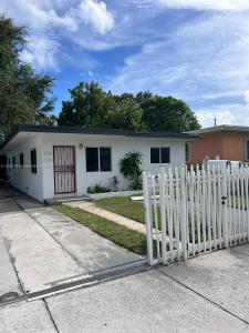 1128 NW 76th St, Miami, Florida 33150, USA