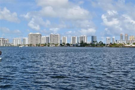 16570 NE 26th Ave 4D, North Miami Beach, Florida 33160, USA