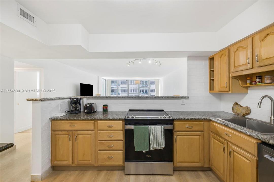 5151 Collins Ave 730 +DEN, Miami Beach, Florida 33140, USA