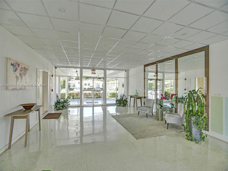 1075 92nd St 504, Bay Harbor Islands, Florida 33154, Amerika Birleşik Devletleri