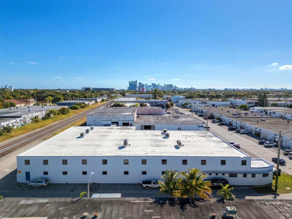 6897 NE 4th Ave Space-A, Miami, פלורידה 33138, ארצות הברית של אמריקה