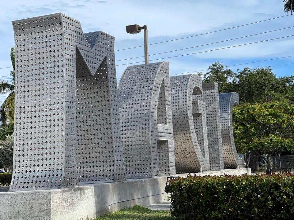 6897 NE 4th Ave Space-A, Miami, פלורידה 33138, ארצות הברית של אמריקה