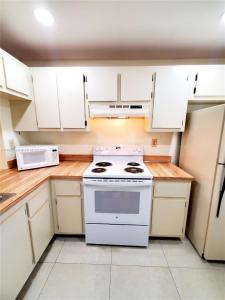 2941 N Nob Hill Rd 301, Sunrise, Florida 33322, USA