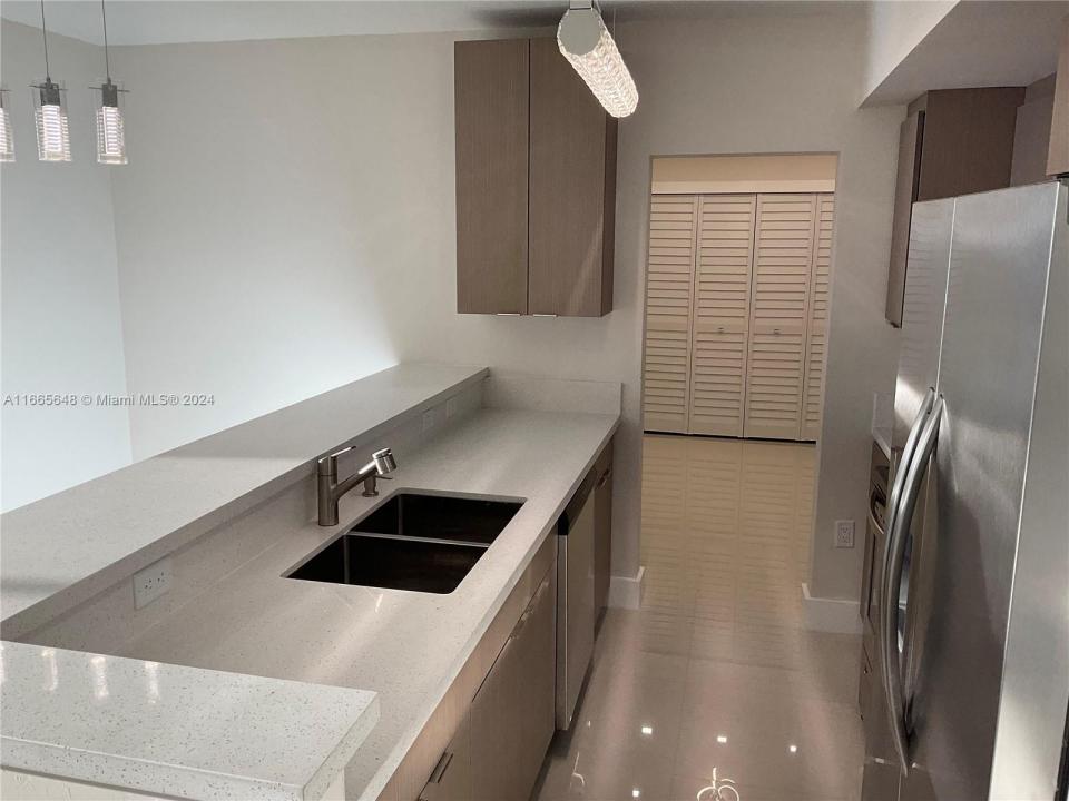 10185 Collins Ave 406, Bal Harbour, Floride 33154, États-Unis