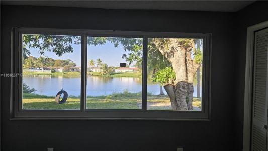 2737 NW 24th Ave, Oakland Park, Florida 33311, USA