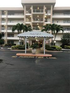 3970 Oaks Clubhouse Dr 302, Pompano Beach, Florida 33069, USA