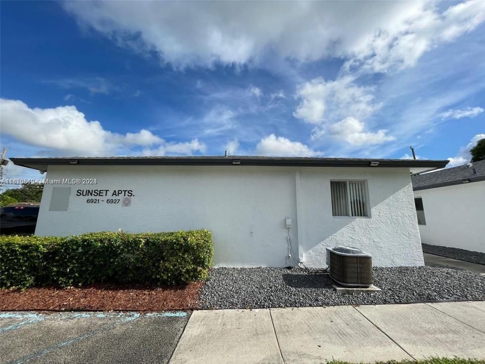 6921 Pembroke Rd 6921, Pembroke Pines, Florida 33023